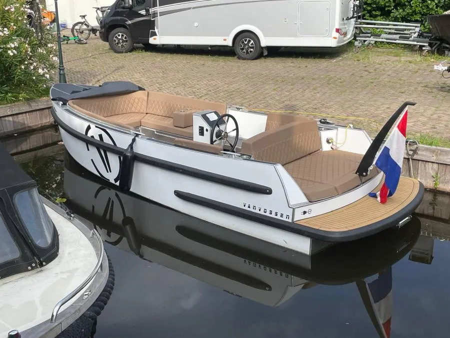 Compleet luxe uitgerust VanVossen elektrische tender met softtop en flexteak vloer