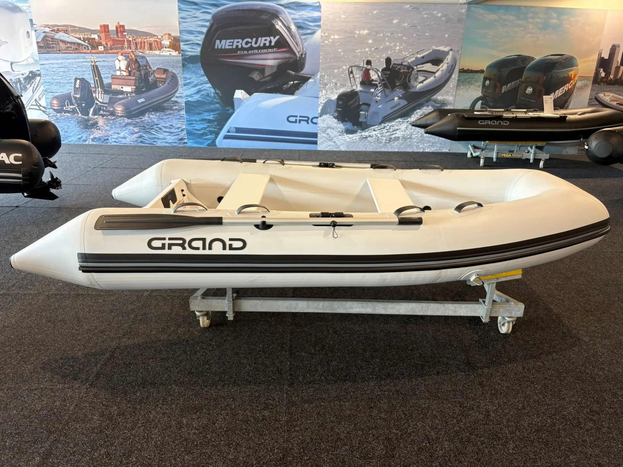 Grand Ribs Grand S330 wit met Mercury 4 pk
