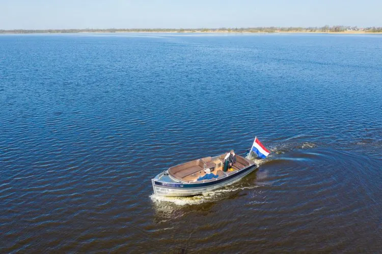 Van Vossen E-sloep 690: Sublieme stekker-sloep