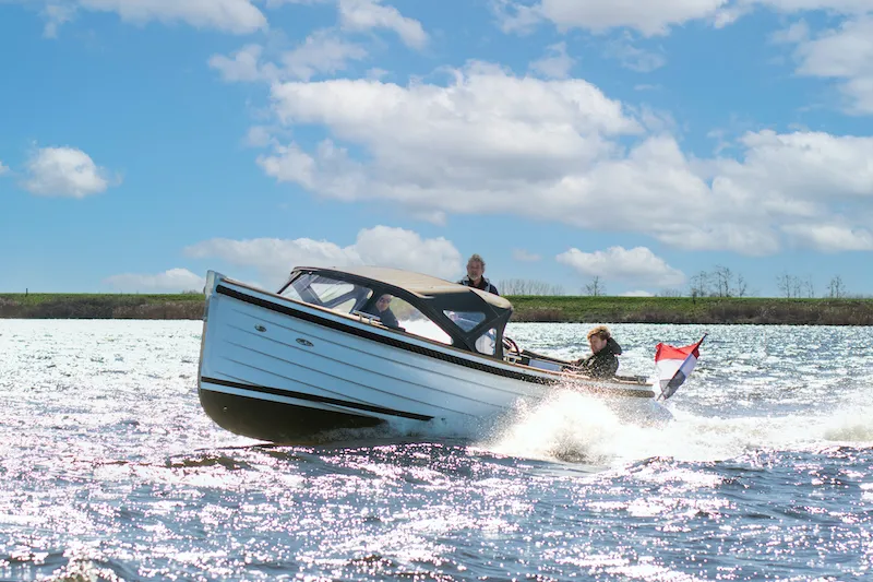 Waterspoor 717 Outboard: Sierlijk met Suzuki