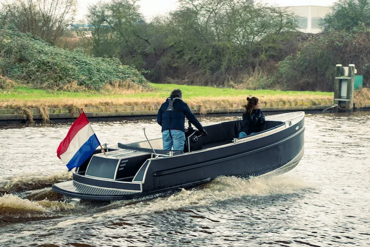 VanVossen 595: Gelikte grachtentender