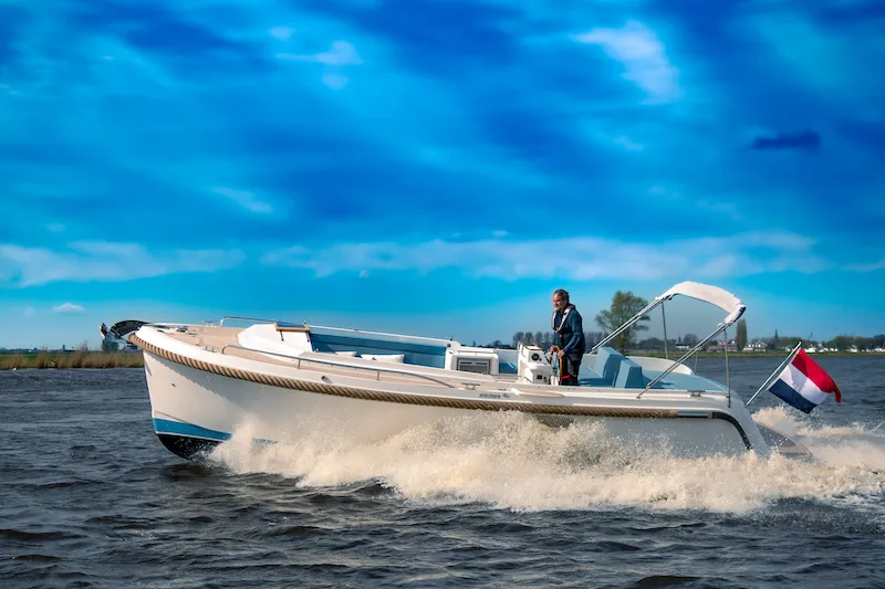 Intender 950 Cabrio: Ibiza style tender