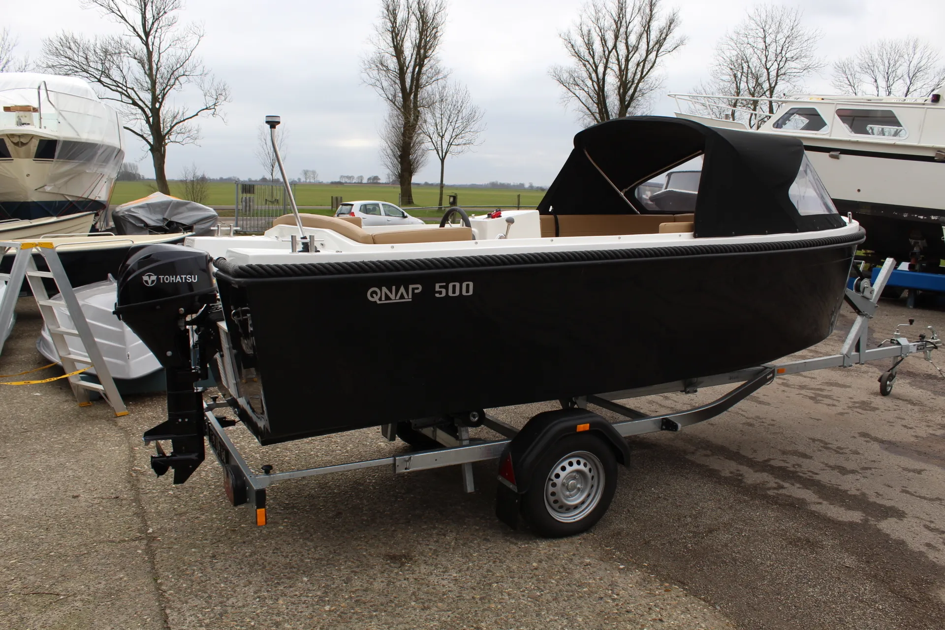 Qnap 500 + 9.8 PK Tohatsu & Cabrioletkap *